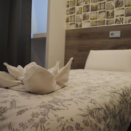 Hostal Abril Madrid Ngoại thất bức ảnh