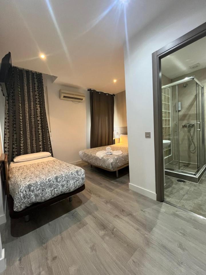 Hostal Abril Madrid Ngoại thất bức ảnh