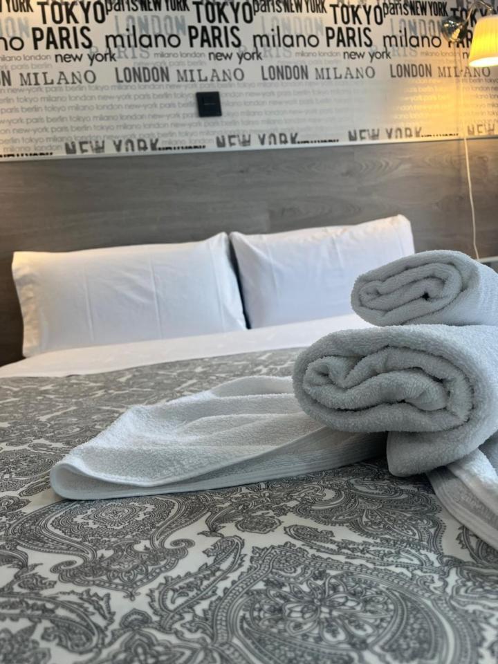 Hostal Abril Madrid Ngoại thất bức ảnh