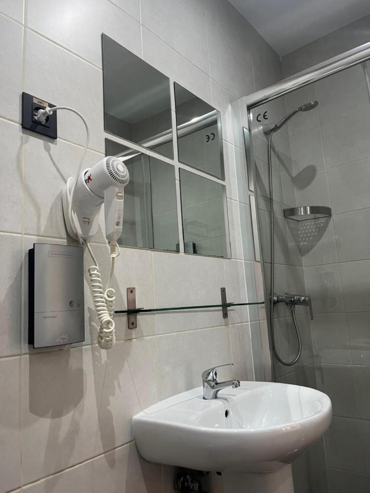 Hostal Abril Madrid Ngoại thất bức ảnh