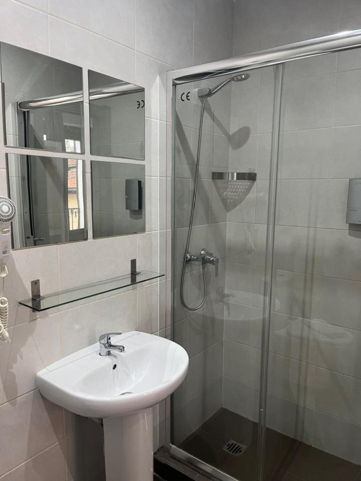 Hostal Abril Madrid Ngoại thất bức ảnh