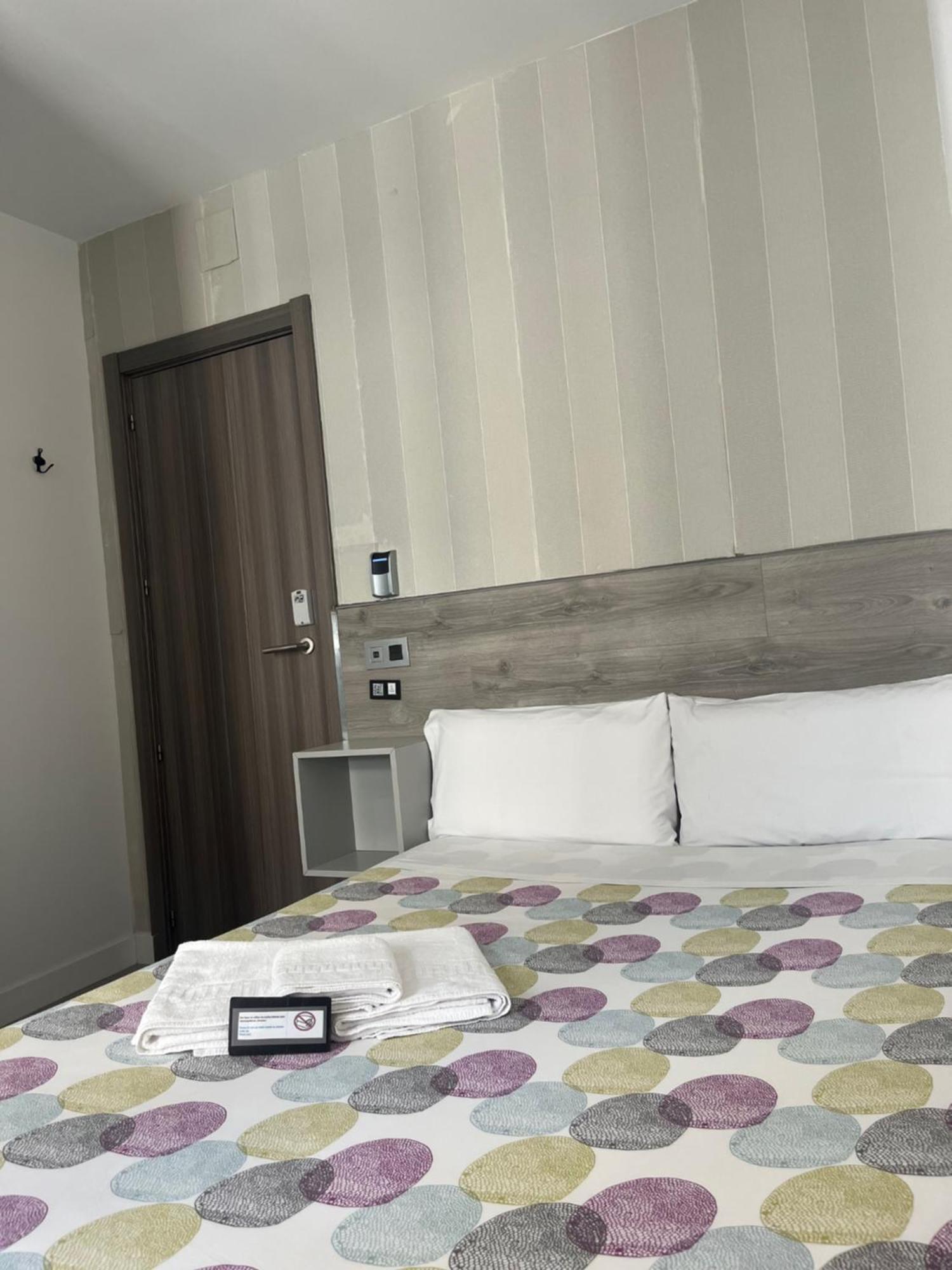 Hostal Abril Madrid Ngoại thất bức ảnh