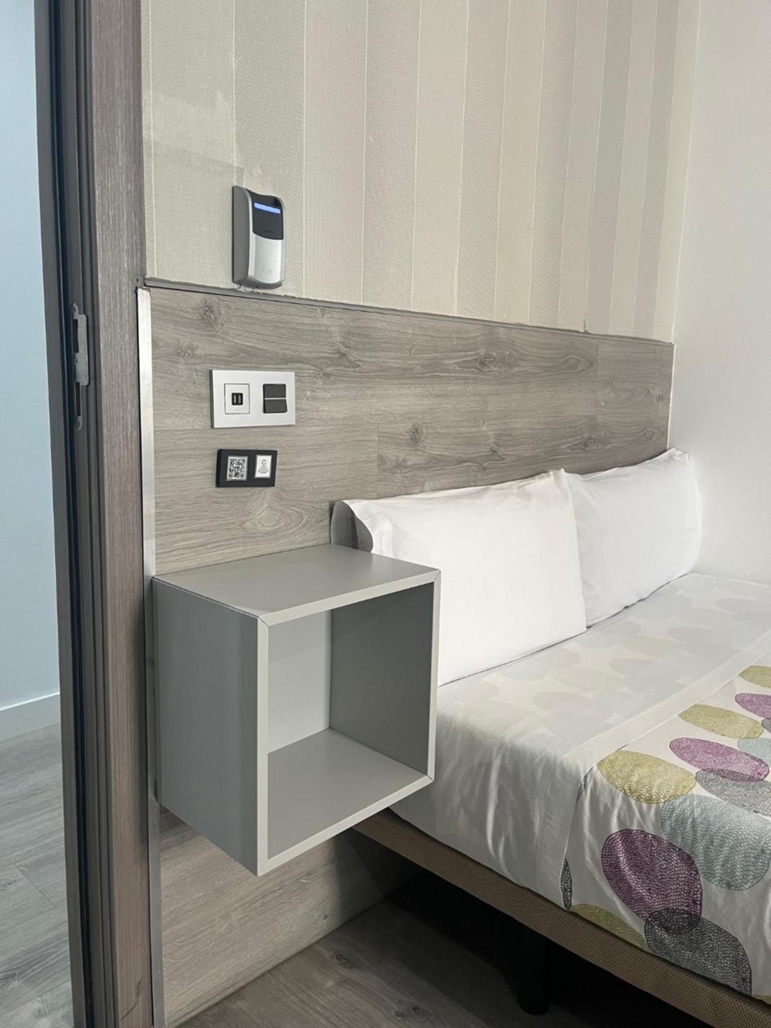 Hostal Abril Madrid Ngoại thất bức ảnh