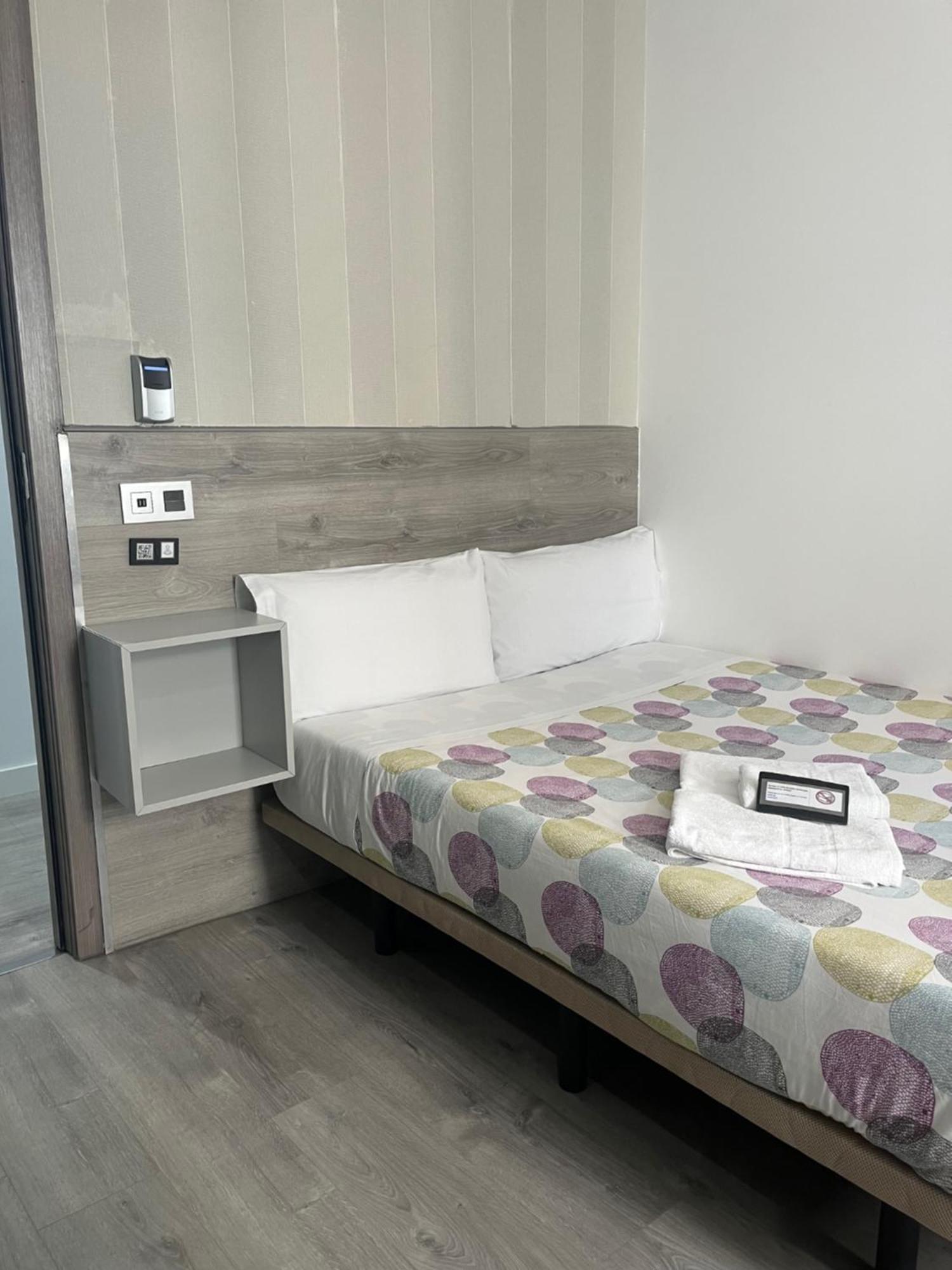 Hostal Abril Madrid Ngoại thất bức ảnh